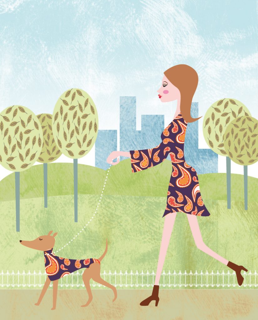 Frau führt Hund an der Leine, beide tragen Paisleymuster-Kleidung