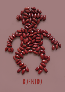 Bohnebo; Wortwitz; die aus Kidneybohnen gelegte Silhouette eines Affen / Bonobo auf altrosa Grund