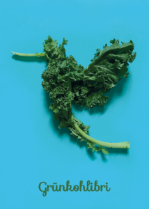 Grünkohlibri; Wortwitz; die Silhouette eines Kolibris gelegt aus Grühnkohlblättern auf blauem Grund