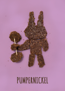 Pumpernickel – Ein Kaninchen aus Pumpernickel, das eine Hantel hebt, auf lila Grund