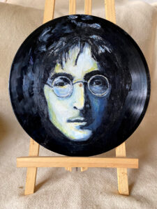 Portrait (Mixed Media) von John Lennon auf einer Schallplatte