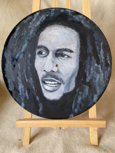 Portrait von Bob Marley in Schwarz-Weiß auf einer Schallplatte