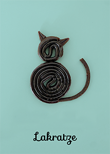 Lakratze; Kalauer; Silhouette einer schwarzen Katze aus zwei Lakritzschnecken auf hellem Grün